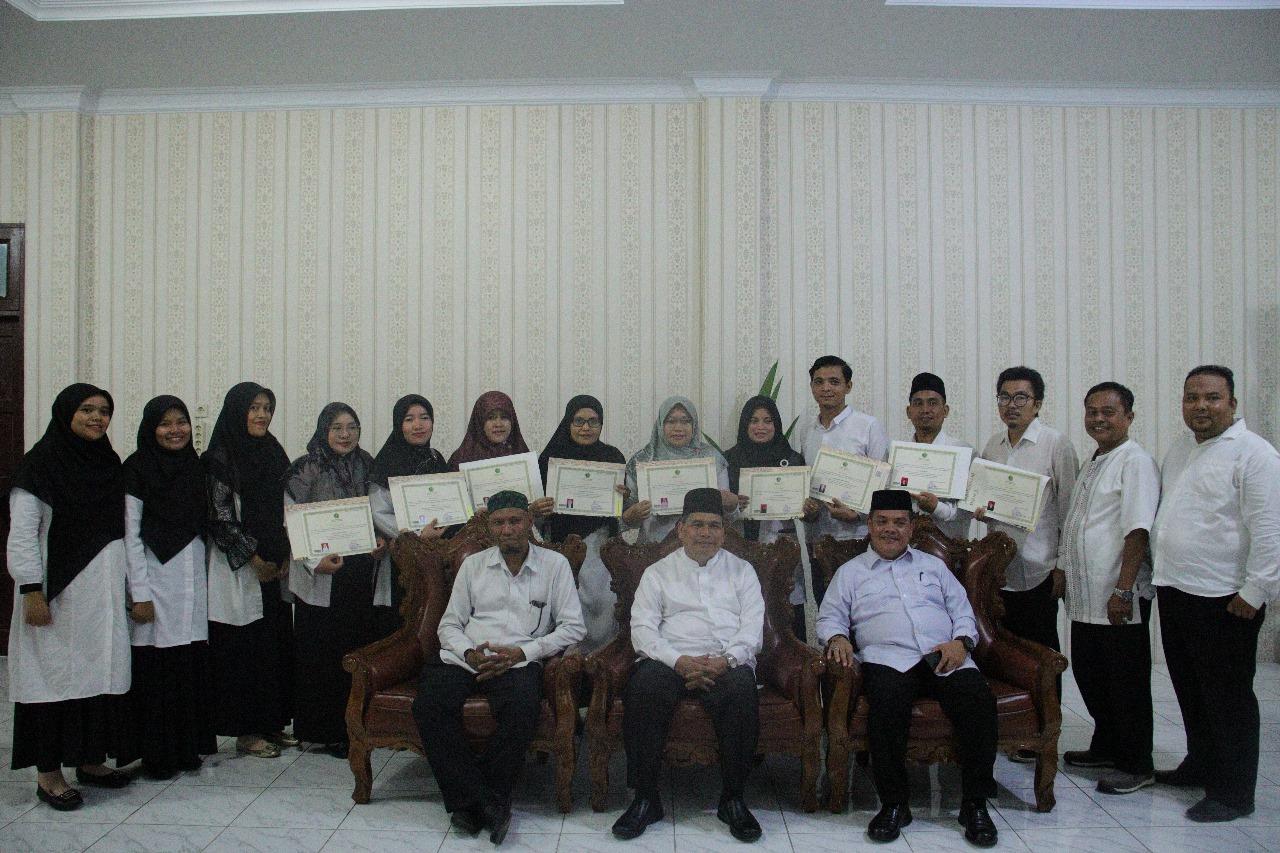 Rektor UIN Syahada Padangsidimpuan Serahkan Sertifikat Pendidik Kepada 10 Orang Dosen Yang Lulus Serdos di Tahun 2023
