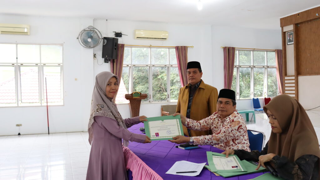 Serahkan 49 Sertifikat Serdos Tahun 2024, Rektor UIN Syekh Ali Hasan Ahmad Addary Padangsidimpuan Semangati Dosen Agar Semakin Profesional dalam Pelaksanaan Tridarma