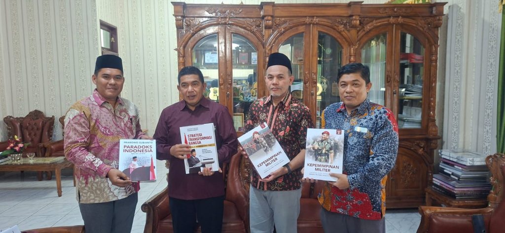 Ketua LPM Serahkan Buah Tangan Presiden RI kepada Rektor UIN Syekh Ali Hasan Ahmad Addary Padangsidimpuan