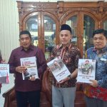 Ketua LPM Serahkan Buah Tangan Presiden RI kepada Rektor UIN Syekh Ali Hasan Ahmad Addary Padangsidimpuan